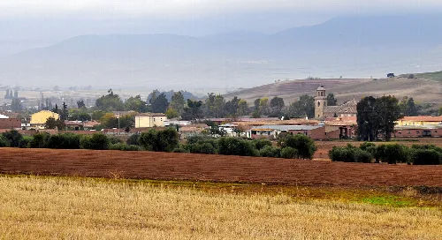 Ländliche Landschaft mit Dorf, Feldern und Bergen in Los Cerralbos, Toledo.