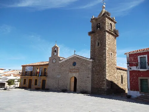 Plaza de España mit Kirche und Turm in Aldeacentenera, Cáceres.