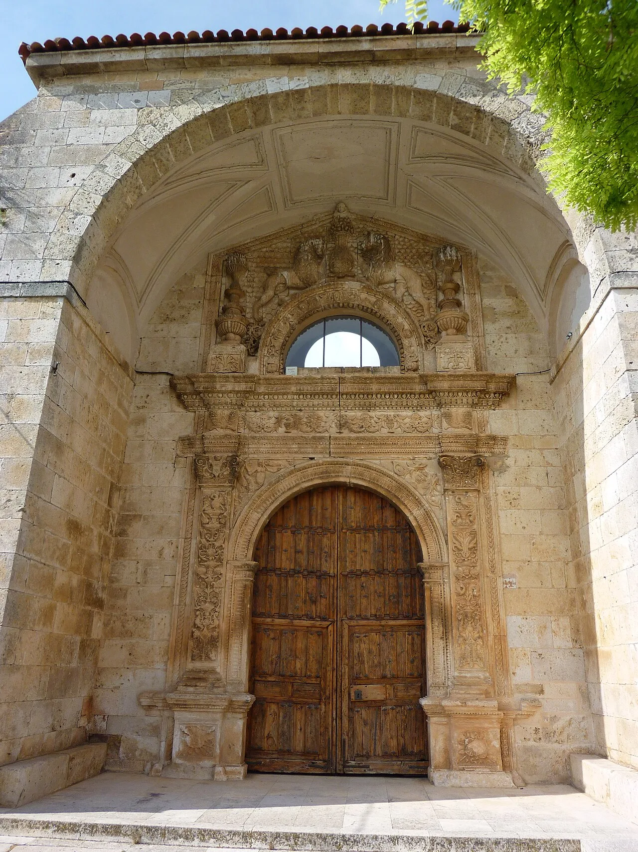 Portal de la iglesia de Santa Eulalia, Arauzo de Miel, provincia de Burgos, España.