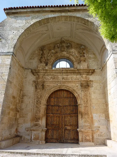 Portal de la iglesia de Santa Eulalia, Arauzo de Miel, provincia de Burgos, España.
