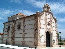 Einsiedelei mit Backsteinfassade und Glockenturm in Marchamalo.