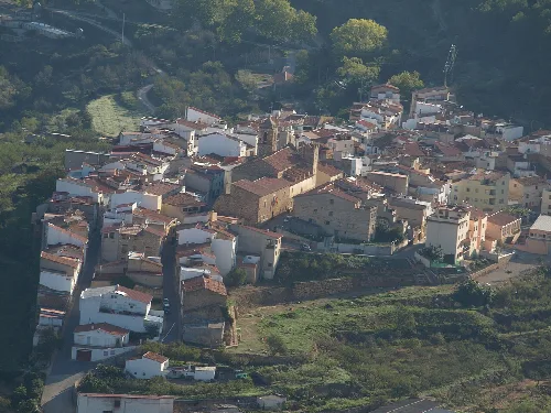 Luftaufnahme von Sierra Engarcerán von La Mola mit Häusern und Vegetation.