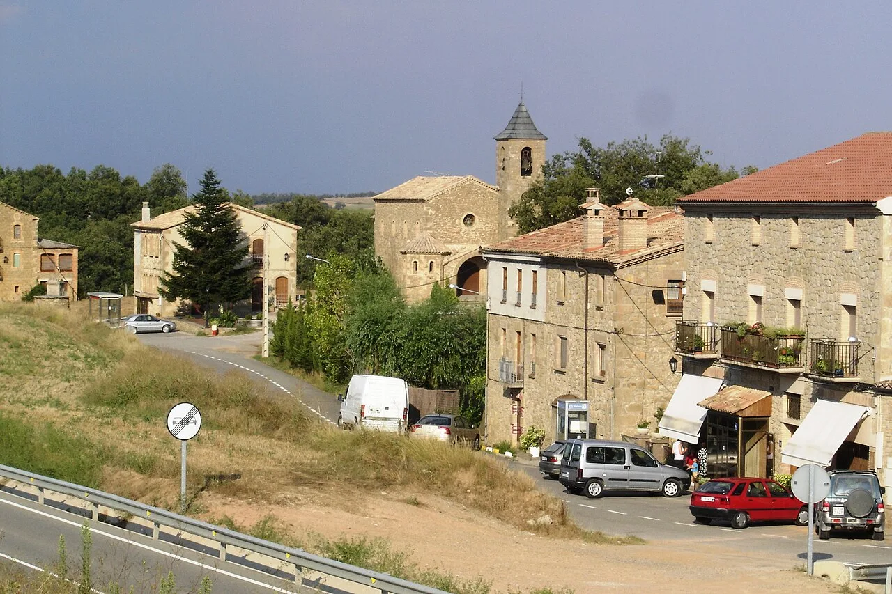 Llobera (Solsonès) - L'Hoastal Nou - Darrere l'avet, l'escola i l'ajuntament i a la seva dreta, l'església parroquial.