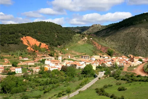 Panoramablick auf Noguera de Albarracín mit Häusern und Bergen.