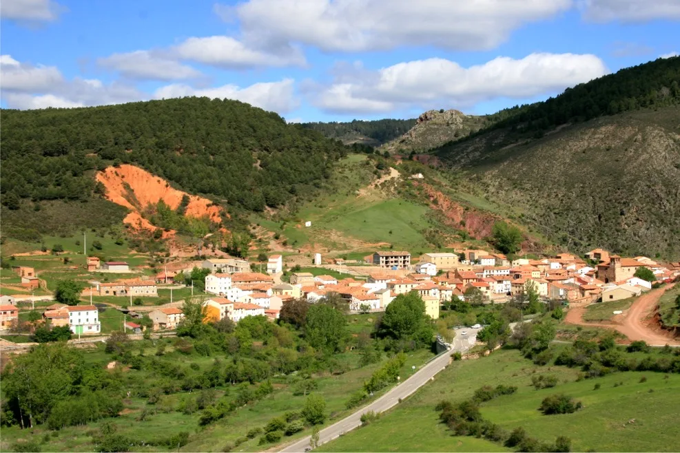 Panoramablick auf Noguera de Albarracín mit Häusern und Bergen.