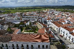 Vista aérea de calles estrechas y edificios históricos en Olivenza.