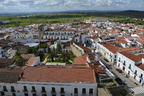 Luftaufnahme von engen Straßen und alten Gebäuden in Olivenza.