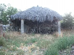 Wagen in einem strohgedeckten Schuppen in Garganta del Villar, Ávila, Spanien.