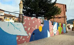 Buntes Wandbild in der Calle del Rosario mit abstrakten Formen und Bäumen im Hintergrund.