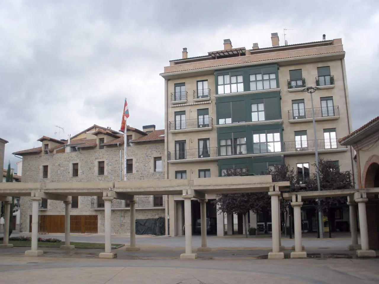 Multi-story building with columns in the square of Huarte Navarra.