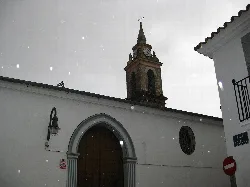 San Pedro Kirche mit Glockenturm und Bogenportal in Villaralto.