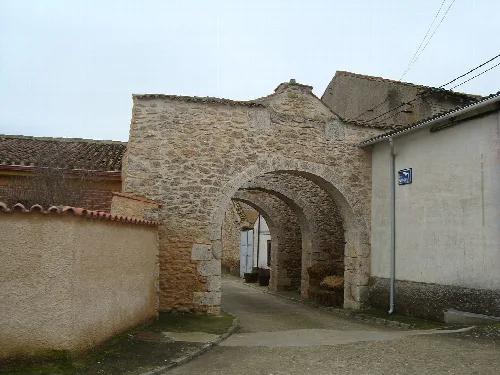 Entrada de los tres arcos de Robladillo (Valladolid).