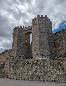 Puerta de Sant Miquel con torres de piedra y murallas en Morella.