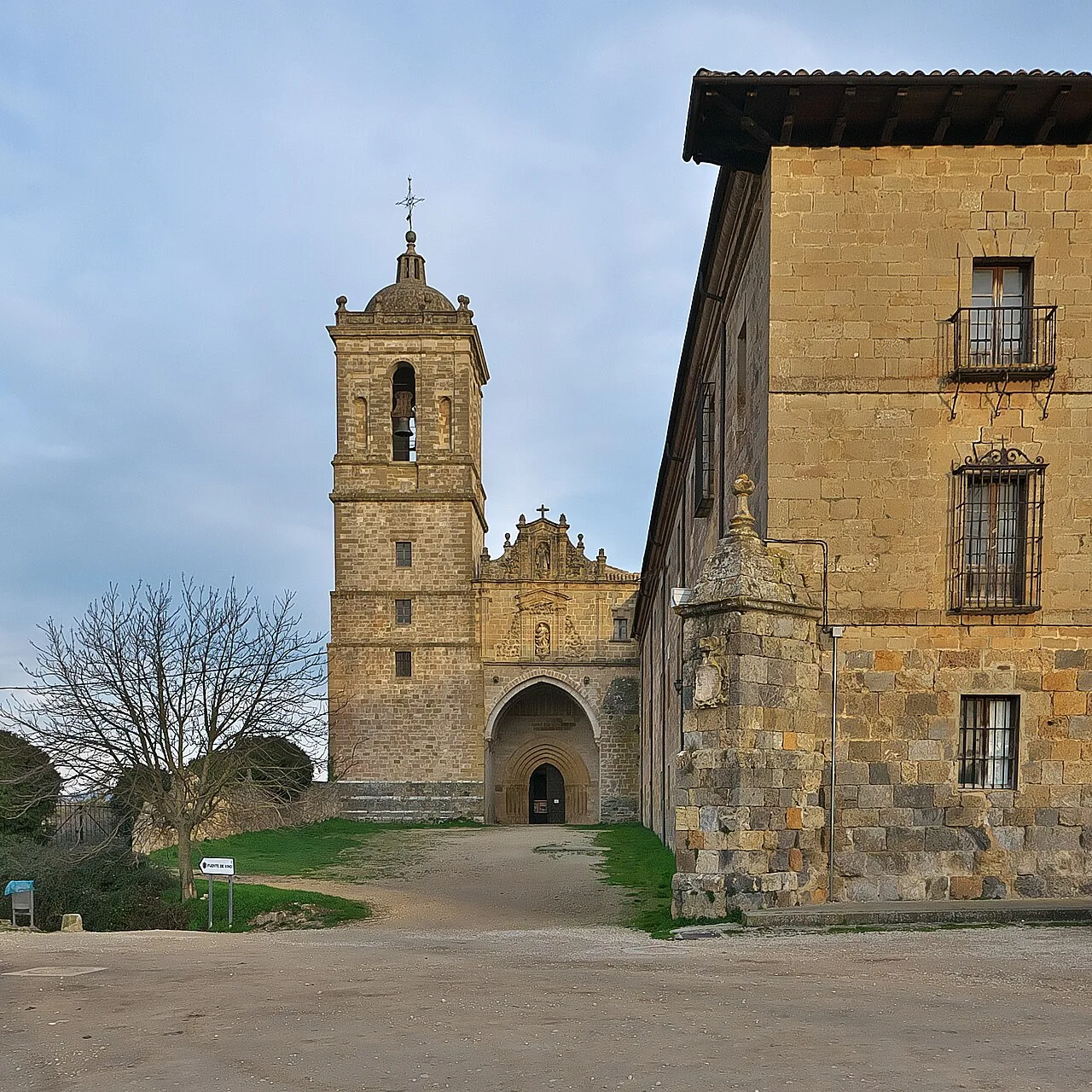 Fachada oeste del monasterio.