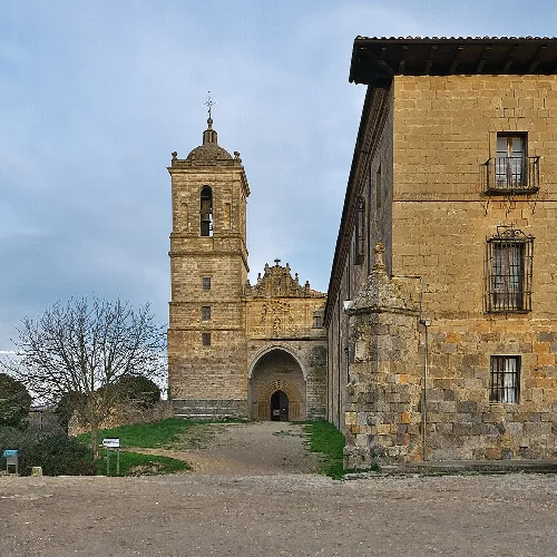 Fachada oeste del monasterio.