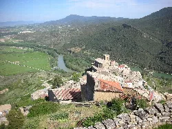 General view of Gallipienzo with the Aragón river and mountains in the background.