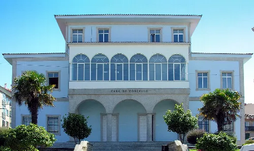 White building with arches and large windows in Puerto del Son.