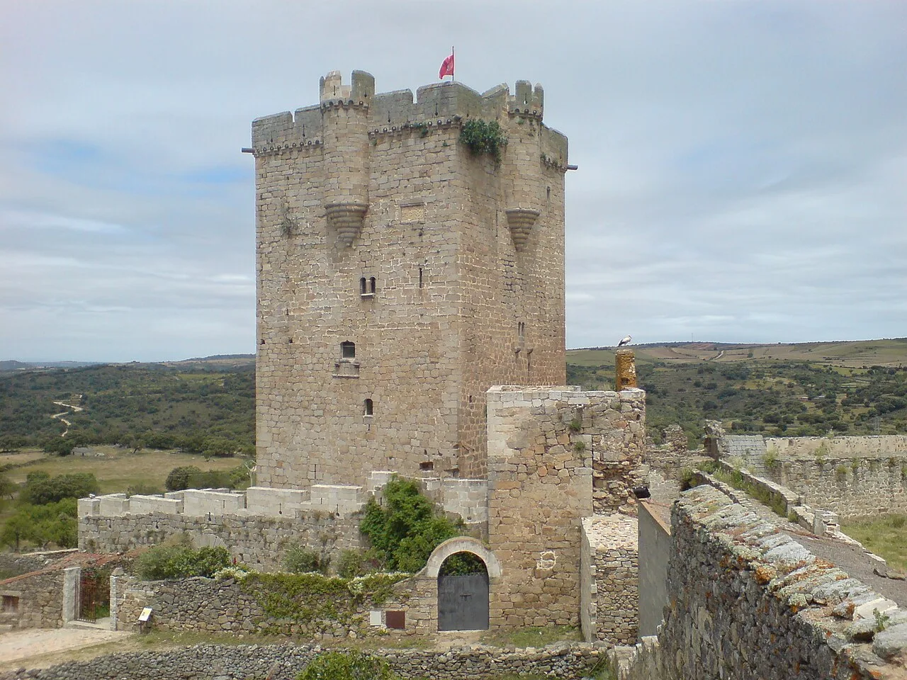 Torreón de piedra en un castillo medieval con murallas en Salamanca