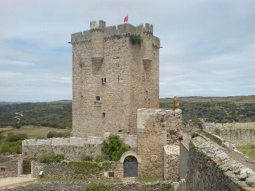 Torreón de piedra en un castillo medieval con murallas en Salamanca