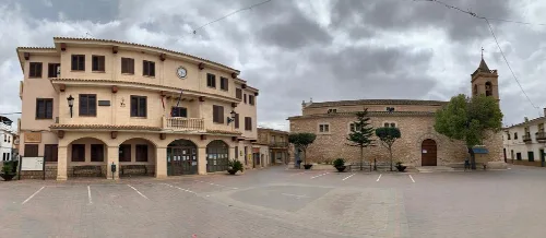 Platz in Casas de Fernando Alonso mit Rathaus und Kirche.