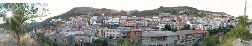 Vista panorámica de Molinicos con casas y montañas.
