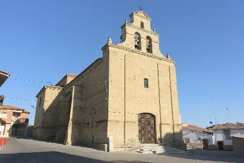 Fassade der Kirche St. Peter mit Glockenturm in Villabuena del Puente.