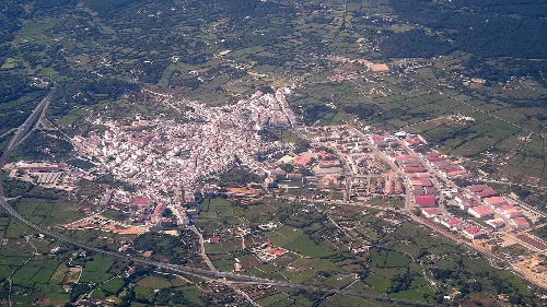 Luftaufnahme von Alayor mit Stadtgebiet und ländlichen Feldern.