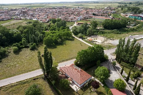 Vista aérea de casas, árboles y campos en Alaraz, Salamanca.