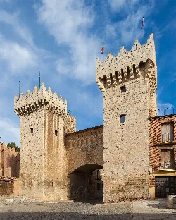 Puerta Baja mit Türmen und Zinnen in Daroca, Zaragoza.