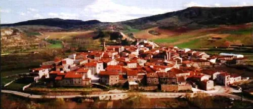 Luftaufnahme von Luzón, Guadalajara, mit Häusern und ländlicher Landschaft.