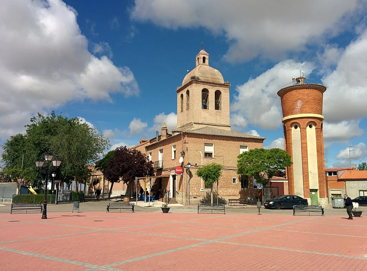 Iglesia de Santa María del Castillo y casa consistorial en Nueva Villa de las Torres (Valladolid, España).