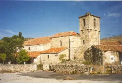 Steinige Kirche mit Turm und rotem Ziegeldach in Garganta del Villar.