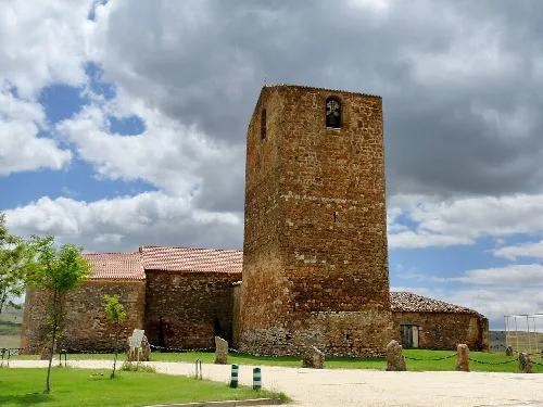 Verteidigungsturm und Kirche in Aldealpozo, Soria.