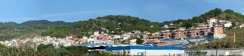 Stadtansicht von Riudecols mit Häusern auf Hügeln.
