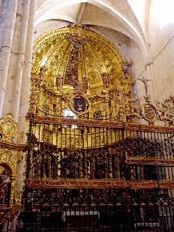 View of the gilded and decorated main altar in San Hipólito el Real church.