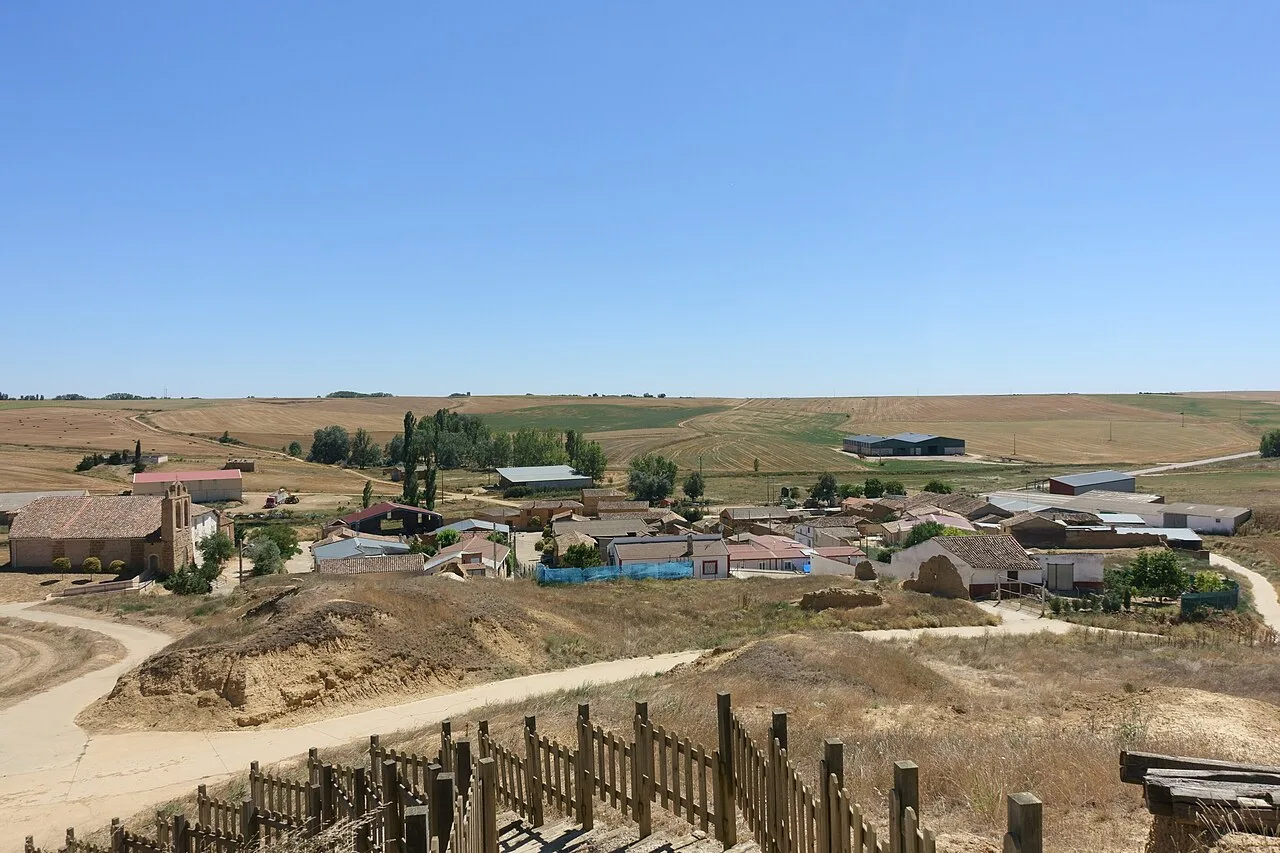 Panoramic view of Villanueva de la Condesa with houses and fields in Valladolid.