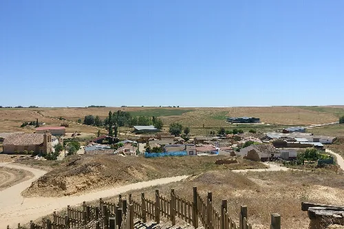 Vista panorámica de Villanueva de la Condesa con casas y campos en Valladolid.