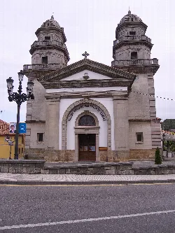 Fassade der Kirche San Félix mit zwei Türmen und dreieckigem Giebel.