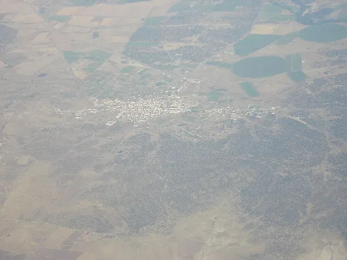 Luftaufnahme von Zarza de Granadilla und Umgebung aus einem Flugzeug.