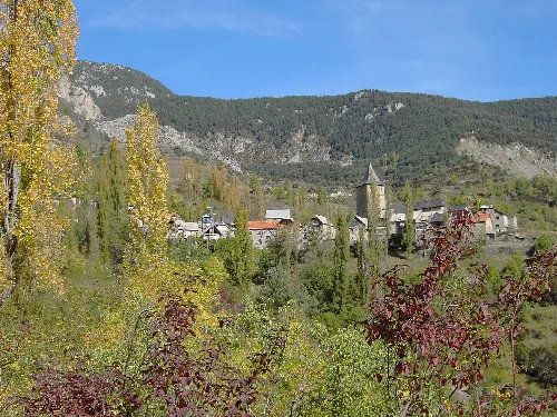 Vista general del núcleo de Sin, antigua cabecera del valle de La Comuna, municipio actualmente desaparecido cuyos núcleos se han repartido entre los vecinos ayuntamientos de Lafortunada y Plan.