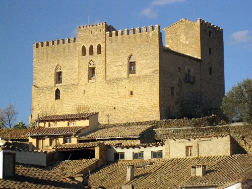 Castillo medieval con muros altos y torres en Todolella.