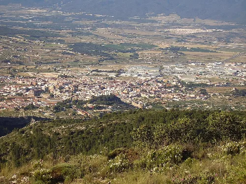 Panoramablick auf Ibi von einem Hügel, mit Häusern und Ackerland.
