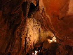 Vista del interior de las cuevas con formaciones de estalactitas y estalagmitas.