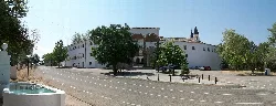 Panoramablick auf das Heiligtum und Bäume in Alcaraz.