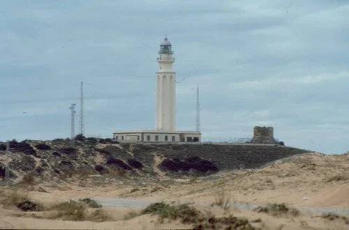 Leuchtturm in einer Dünen- und Sandlandschaft am Kap Trafalgar.