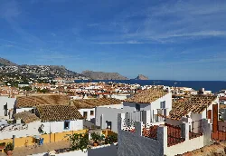 Panoramablick auf Altea mit weißen Häusern und Meer.