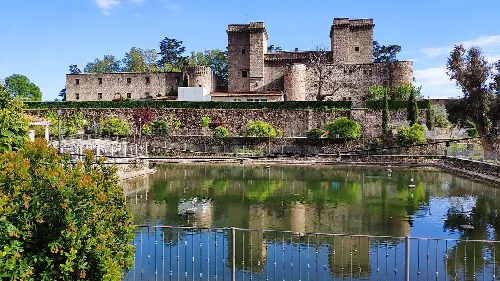 Schloss mit Teich und Vegetation in La Vera.