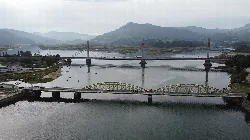Vista panorámica de la ría de Treto con puentes y montañas en el fondo.