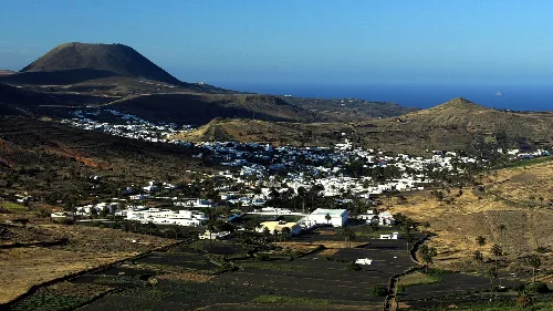 Panoramablick auf Haría mit Monte Corona und dem Meer im Hintergrund