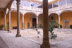 Patio con columnas y escudos de familias nobles en Ávila.